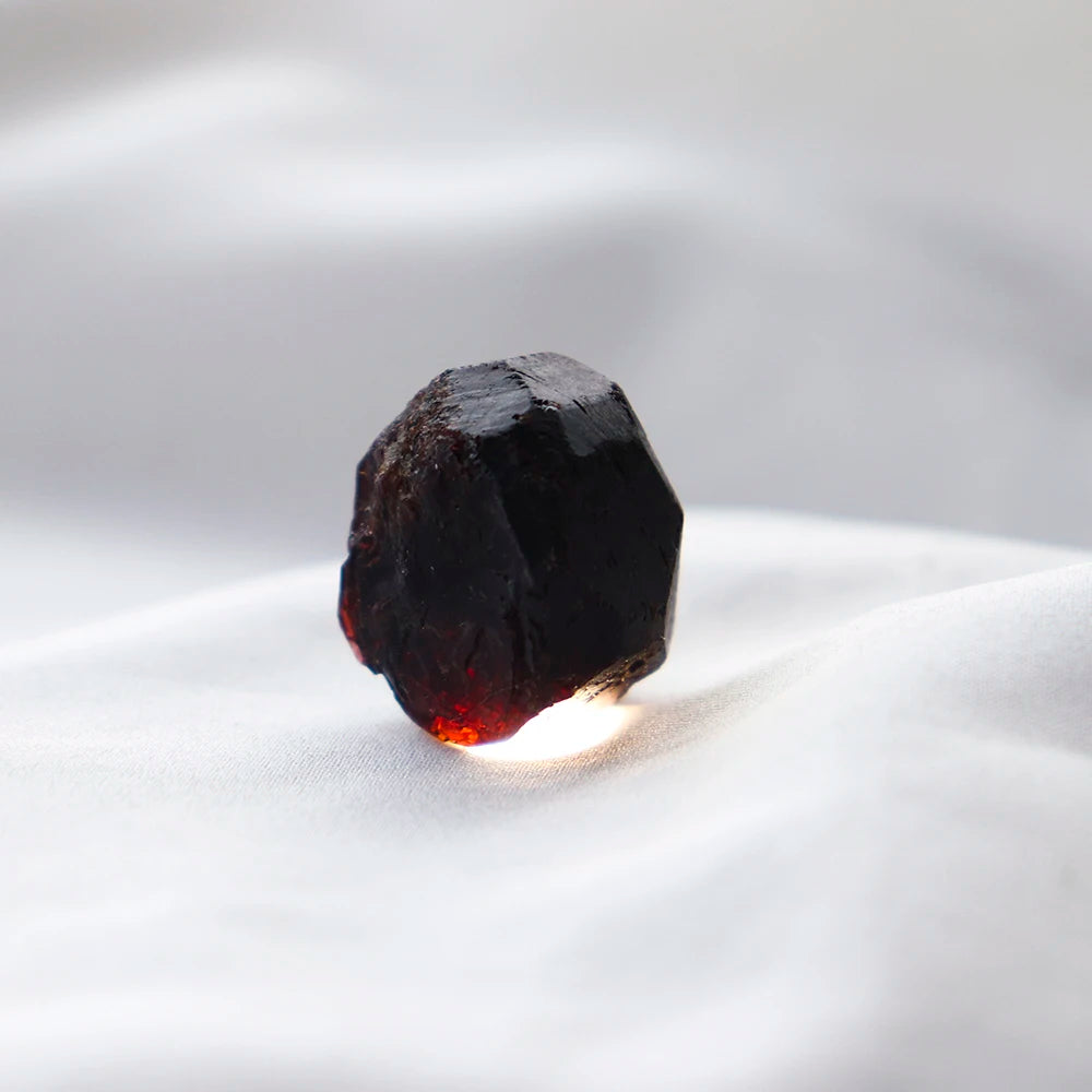 Buyde Claret Gem Natural Garnet Raw Stone Healing Crystal Specimen Ornamental Quartz Home Decoration