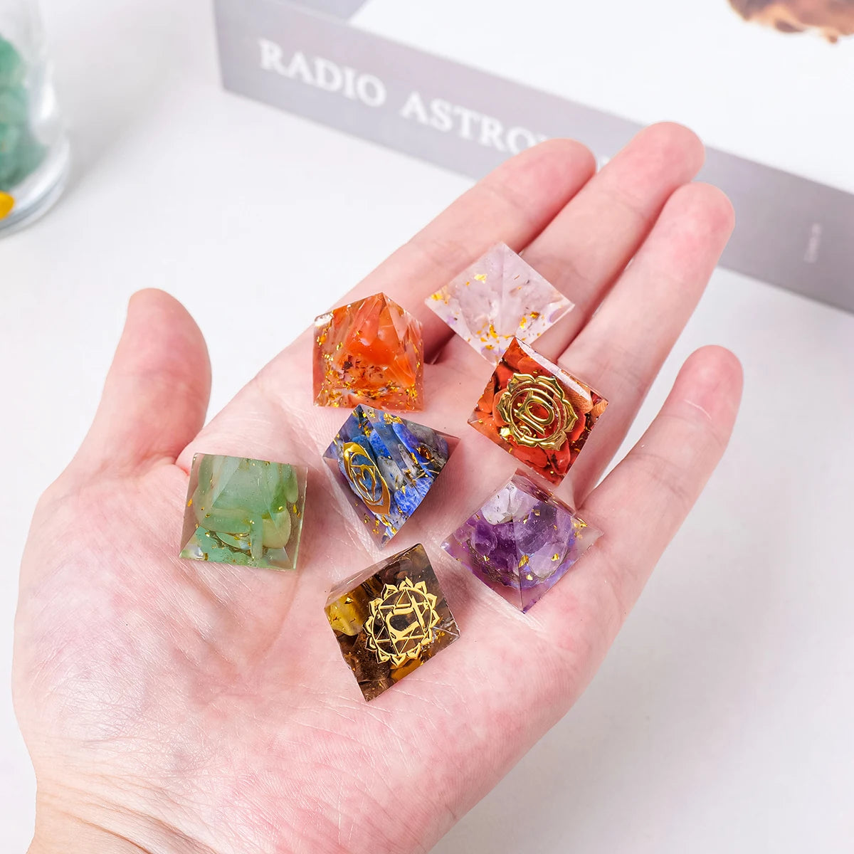 7pcs/set Natural Stone 2cm Pyramid Seven Chakra Crystal Gift Box Chakras Yoga Treatment Gemstone Quartz With Wooden base