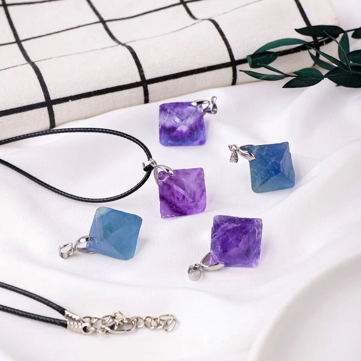 1PC Natural Healing Energy Crystal Stone Colorful Fluorite Crystal Octahedral Pendant Jewelry Women's Necklace Gift