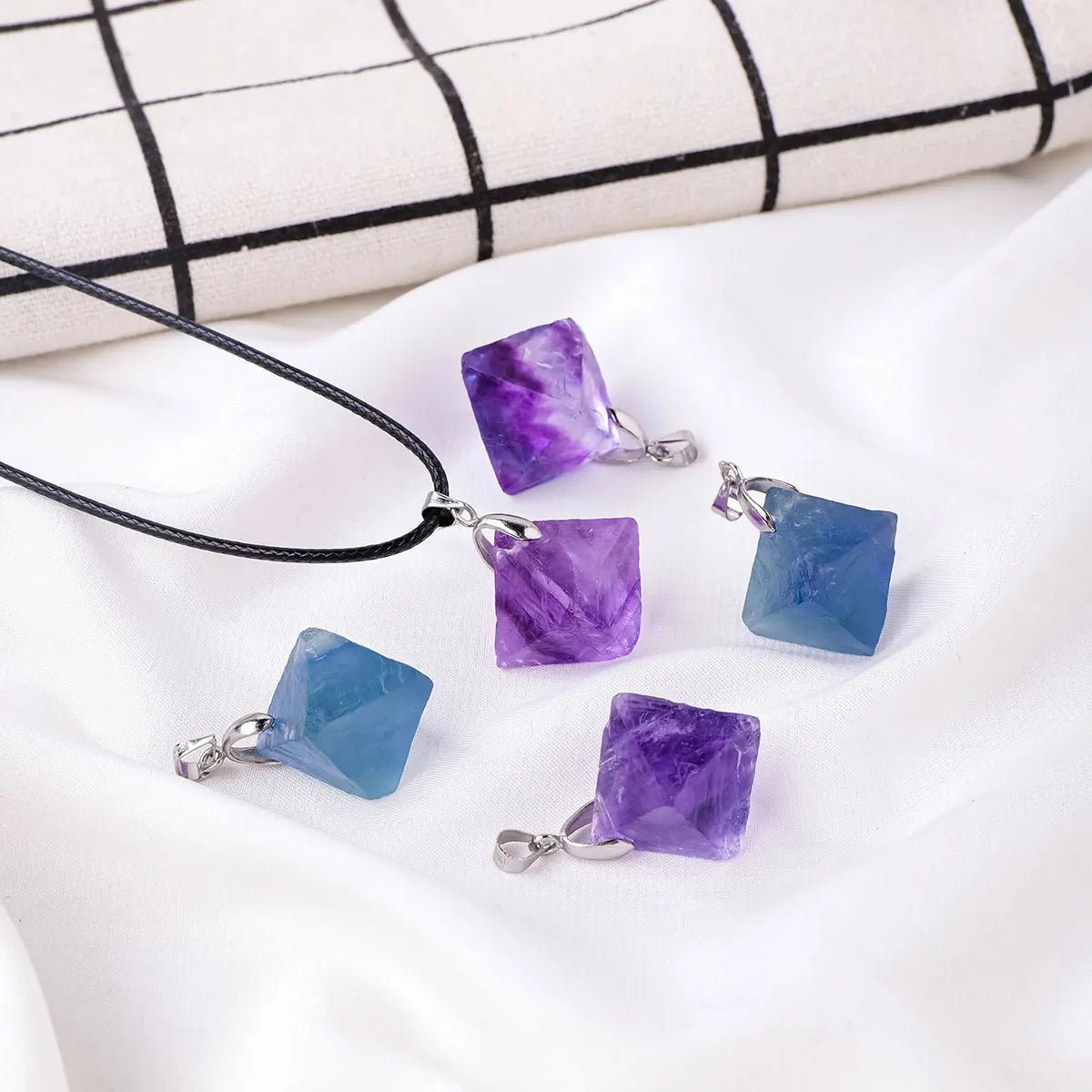 1PC Natural Healing Energy Crystal Stone Colorful Fluorite Crystal Octahedral Pendant Jewelry Women's Necklace Gift